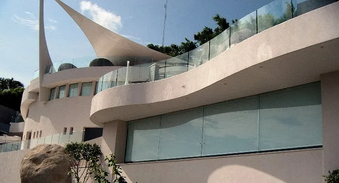 Fachada integral de cristal templado curvo